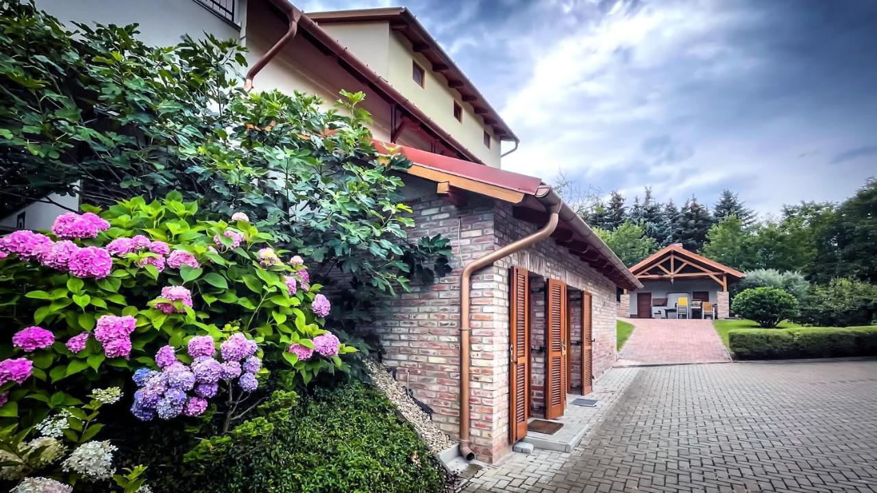 Ozkut Apartmanhaz Olmod Экстерьер фото